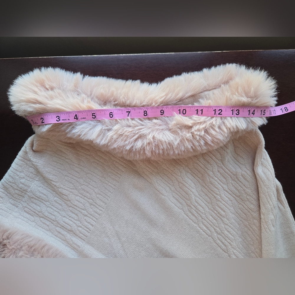 ✨ Trending Le Moda Faux Fur Trim Cape | Old Money Chic | OS - Picture 4 of 7